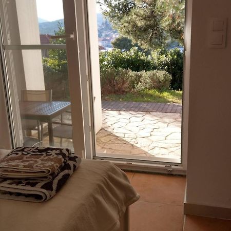 Cozy Jelsa Apartment In The Shade Of The Pines. Exterior foto