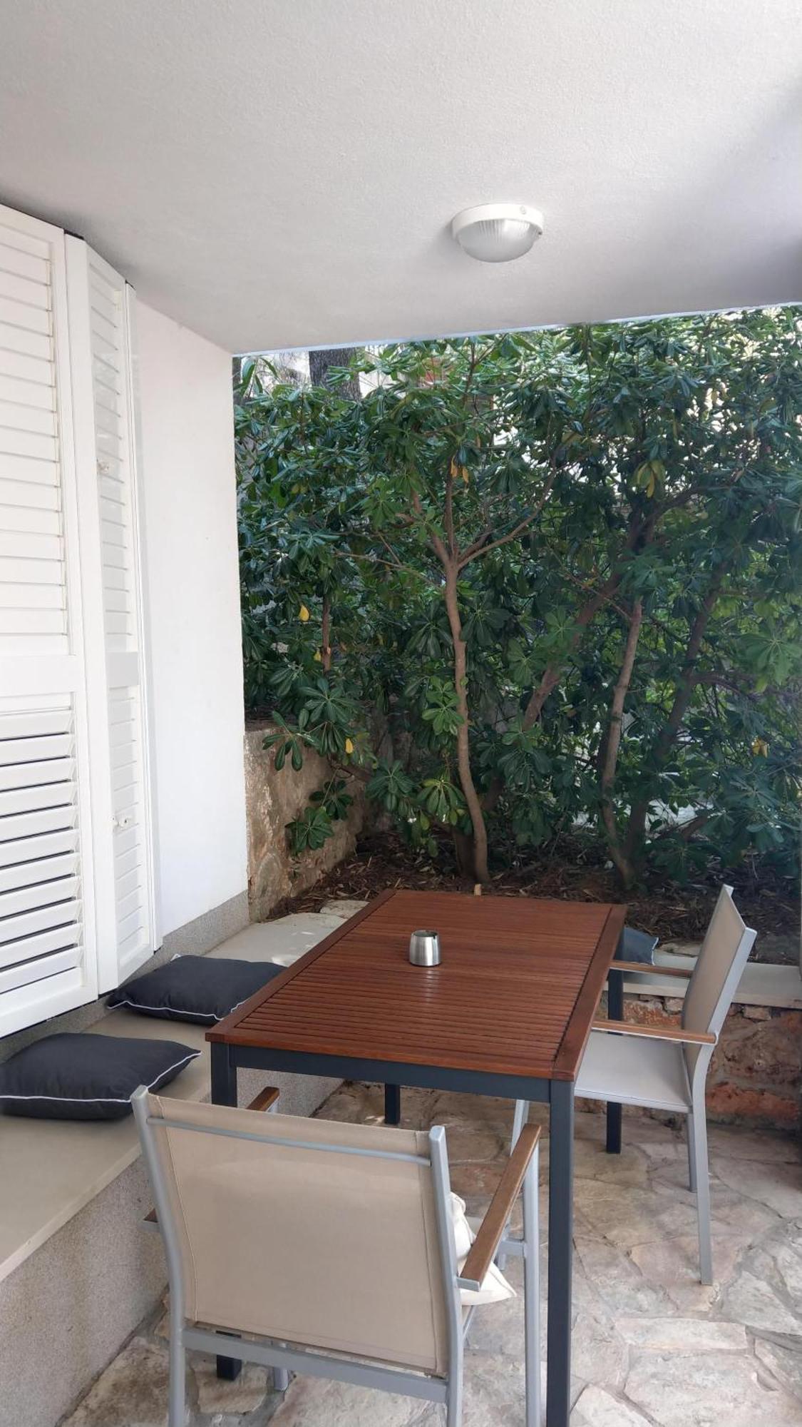 Cozy Jelsa Apartment In The Shade Of The Pines. Exterior foto